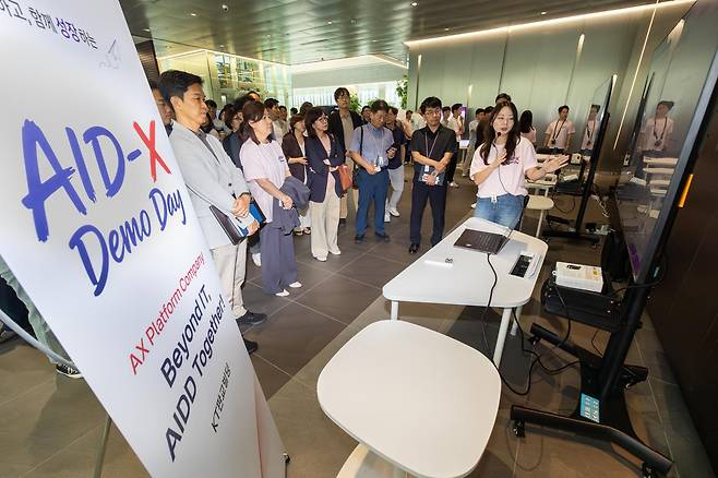 7월 24일 경기 성남시 KT 판교사옥에서 열린 이 회사 인공지능(AI) 업무혁신 보고회에 참석한 임직원들이 AI 업무 적용 과정과 성과를 공유하고 있다. KT 제공