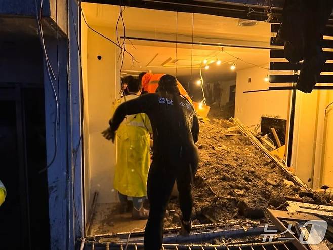 17일 경남 거제시 옥포동 한 아파트 단지에서 산사태가 나자 119구조대원이 토사를 걷어내며 구조 작업을 벌이고 있다. 이 사고로 20대 남성 1명이 숨지고 주민 2명이 다쳤다. 경남소방본부 제공