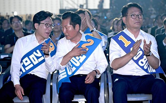 송영길(오른쪽부터), 정청래, 김민석 더불어민주당 대표 후보가 17일 대전 유성구 대전컨벤션센터 제2전시장에서 열린 민주당 제3차 정기전국당원대회에서 이야기를 나누고 있다. 대전=서재훈 기자