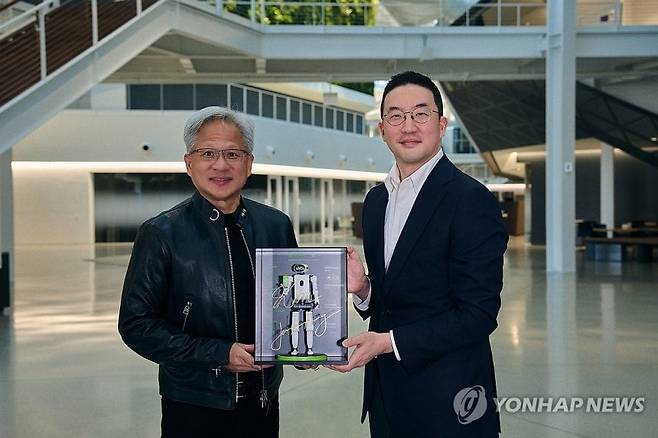 피지컬 AI 등 전략적 사업 협력 업무협약(MOU) 맺은 젠슨 황 CEO와 구광모 회장. 사진=연합뉴스