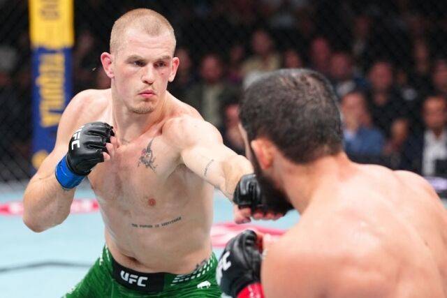 개리(왼쪽)가 마카체프를 상대로 공격을 시도하고 있다. /UFC 제공