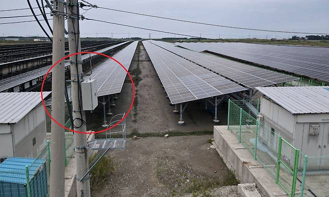 전남 영광군 염산면의 한 태양광 발전단지 옆 전신주에 출력제어 조치를 위한 개폐기(빨간 색 원 표시)가 설치돼 있는 모습이다.