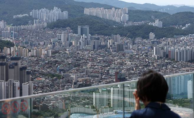서울 영등포구 여의도 63빌딩 ‘63 스카이피크닉’ 전망대에서 바라본 서울 주택 모습. 연합뉴스