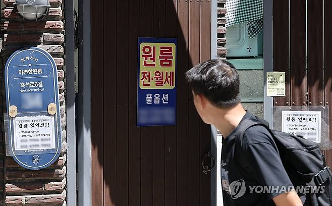 개강 앞두고 대학가 월세 상승 (서울=연합뉴스) 이진욱 기자 = 부동산 정보 플랫폼 다방은 지난 11일 서울 주요 10개 대학 인근 원룸 매물의 평균 월세를 분석해 발표했다. 서울 주요 대학가의 원룸 월세는 1년 새 7% 넘게 상승해 60만원을 넘어선 것으로 나타났다. 사진은 12일 서울 동작구 중앙대 부근 건물에 안내문이 붙어 있는 모습. 2026.8.12 cityboy@yna.co.kr