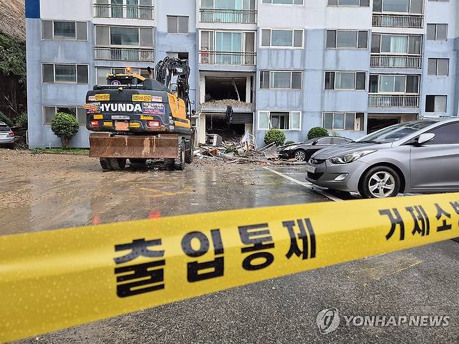 산사태 토사 덮친 거제 아파트 (거제=연합뉴스) 정종호 기자 = 17일 오전 경남 거제시 옥포동 한 아파트에 산사태로 흘러내린 토사가 건물 내부까지 밀려들어 집기와 시설물 등이 파손돼 있다. 2026.8.17 jjh23@yna.co.kr