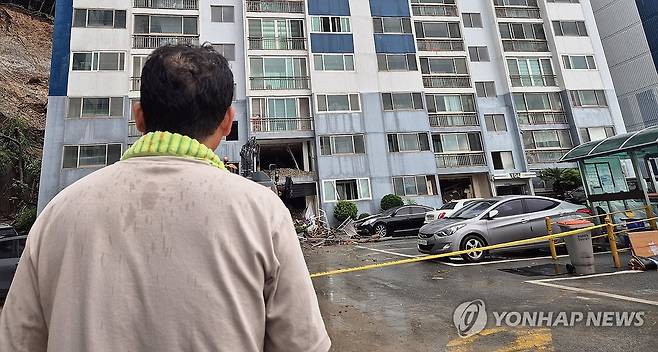 산사태 사고 현장 지켜보는 거제 시민 (거제=연합뉴스) 정종호 기자 = 17일 오전 경남 거제시 옥포동 한 아파트에 산사태로 흘러내린 토사가 건물 내부까지 밀려든 사고 현장을 한 시민이 지켜보고 있다. 2026.8.17 jjh23@yna.co.kr