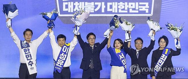 인사하는 더불어민주당 새 지도부 (대전=연합뉴스) 황광모 기자 = 더불어민주당 당 대표에 선출된 김민석 전 총리와 최고위원 당선인들이 17일 대전 컨벤션센터에서 열린 제3회 더불어민주당 정기 전국당원대회에서 당원들과 국민들을 향해 인사하고 있다.
(왼쪽부터) 한민수 최고위원, 이성윤 최고위원, 김 신임 당 대표, 서미화 최고위원, 박선원 최고위원, 최민희 수석최고위원. 2026.8.17 hkmpooh@yna.co.kr