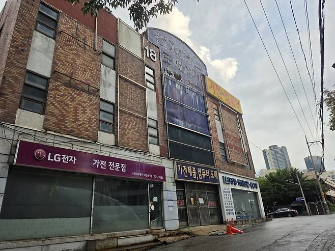 14일 찾은 용산전자상가의 나진상가 18동. 출입구는 셔터가 내려졌고 상가 내부는 비어 있다. 사진=정원혁 기자
