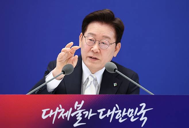 이재명 대통령이 지난 6월 8일 청와대 영빈관에서 열린 취임 1주년 기자회견에서 산업계의 영업이익을 둘러싼 노사 갈등이 국가 산업 정책에 심각한 영향을 미칠 수 있다고 꼬집었다. / 뉴시스