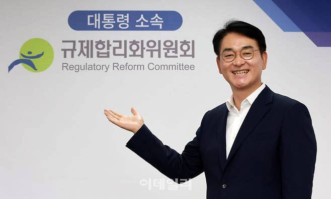 대통령 직속 규제합리화위원회 박용진 부위원장이 서울 태평로 사무실에서 포즈를 취하고 있다. (사진=방인권 기자)