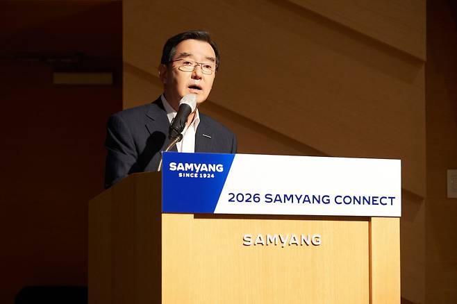 김윤 회장이 18일 판교 삼양디스커버리센터에서 개최한 ‘2026년 SAMYANG CONNECT'에서 직원들에게 상반기 경영 성과와 하반기 전략 방향을 설명하고 있다.(사진=삼양그룹 제공)