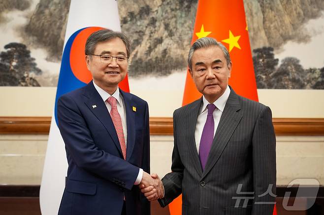 조현 외교부 장관과 왕이 중국공산당 외사판공실 주임 겸 외교부장. (외교부 제공. 재판매 및 DB금지) 2025.9.17 ⓒ 뉴스1 김민지 기자