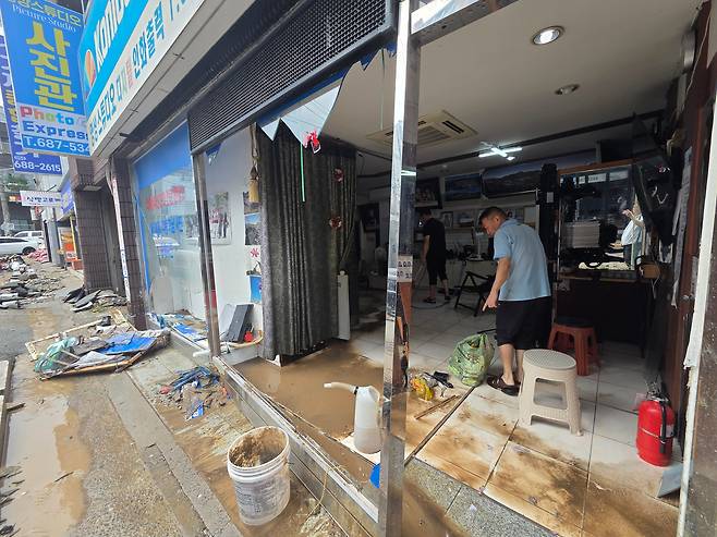 18일 오전 경남 거제시 옥포동에 있는 사진관이 지난 폭우로 초토화 돼 있다. 이곳 주인 이종욱(73)씨는 "옥포동서 40년 사진관 하면서 이런 물난리는 처음"이라고 했다. /거제=김준호 기자