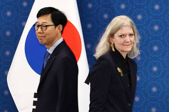 박윤주 외교부 1차관(왼쪽)과 앨리슨 후커(Allison Hooker) 미국 국무부 정무차관. 두 사람은 지난 6월 2~3일 서울에서 열린 한·미 정상회담 공동설명자료(조인트 팩트시트) 안보 분야 후속조치 발족회의에서 각각 양측 수석대표를 맡았다. 김현동 기자
