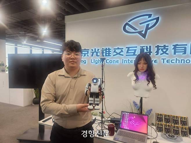 췌자화 베이징코넥스테크놀로지 대표가 12일 베이징 화이러우구 사무실에서 자사 제품에 대해 설명하고 있다./박은하 기자
