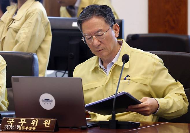 ‘이재명 39년 지기’ 법무장관 정성호 법무부 장관이 18일 청와대에서 열린 국무회의에 참석해 있다. 이준헌 기자