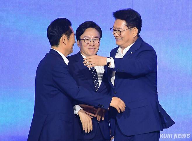 더불어민주당 8·17 전당대회에서 신임 당대표 당선인이 발표 된 후 (왼쪽부터) 정청래·김민석·송영길 후보가 서로 포옹하고 있다. 임은재 기자