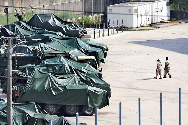 훈련축소 지시에… 한산한 미군기지
한미연합훈련 '을지 자유의 방패(UFS)' 연습 둘째 날인 18일 경기 동두천시 소재 주한미군 기지에 장갑차들이 방수 커버로 덮여 있다. 전날 도널드 트럼프 미국 대통령은 소셜미디어 트루스소셜을 통해 한미연합훈련 대폭 축소를 지시했다. 연합뉴스