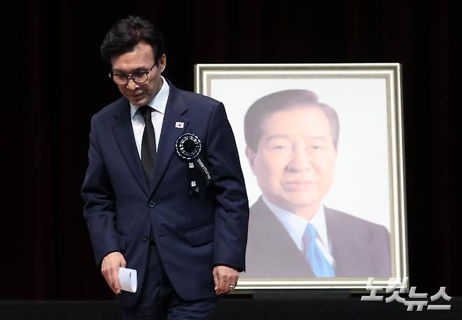 김민석 더불어민주당 대표가 18일 오전 서울 동작구 국립서울현충원 현충관에서 열린 김대중 대통령 서거 17주기 추모식에 참석해 추모사를 마친 후 이동하고 있다. 2026.08.18. 박종민 기자