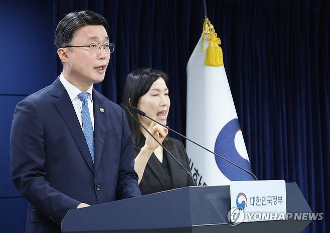 독자 AI파운데이션모델 프로젝트 2차 평가 결과 브리핑 (서울=연합뉴스) 안정원 기자 = 류제명 과학기술정보통신부 2차관이 18일 서울 종로구 정부서울청사에서 독자 AI파운데이션모델 프로젝트 2차 단계평가 결과 브리핑을 하고 있다. 2026.8.18 jeong@yna.co.kr