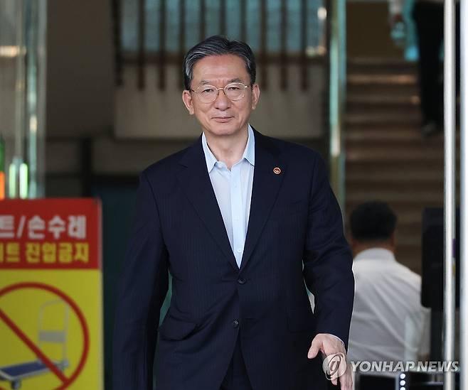 법무부 청사 나서는 정성호 장관 (과천=연합뉴스) 최재구 기자 = 건강상 이유와 함께 "검찰개혁 관련 주요 입법이 마무리됐다"는 취지로 사퇴 이유를 밝힌 정성호 법무부 장관이 18일 과천 법무부 청사를 나서고 있다. 2026.8.18 jjaeck9@yna.co.kr