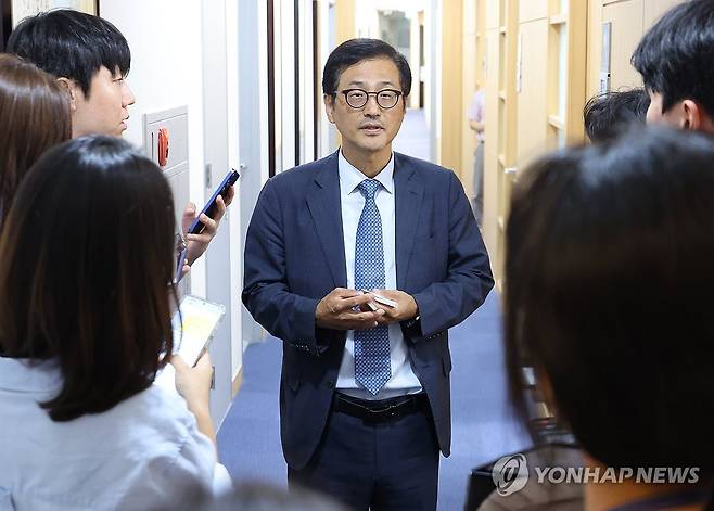 질문에 답하는 이태한 선관위 특별검사 (서울=연합뉴스) 최재구 기자 = 6·3 지방선거 투표용지 부족 사태 등을 수사할 선거관리위원회 특별검사로 임명된 이태한 권익위 비상임위원이 18일 서울 서초구 법무법인 동인에서 취재진 질문에 답하고 있다. 2026.8.18 jjaeck9@yna.co.kr