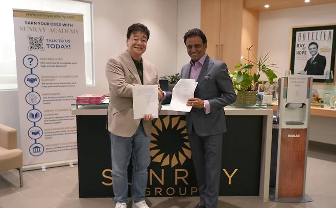 더본코리아 백종원 대표(좌)와 썬레이그룹 라탄 '레이' 굽타(Rattan 'Ray' Gupta) CEO(우)가 외식사업 협력을 위한 업무협약(MOU)을 체결하는 모습.(사진제공=더본코리아)
