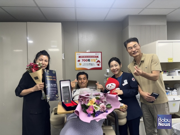 지난 15일 헌혈의집 구로디지털단지역센터에서 700회 헌혈을 달성한 홍준호 헌혈자가 (좌) 아내, (우) 임경란 책임간호사, 박기홍 서울중앙혈액원장과 기념촬영을 하고 있다. ⓒ대한적십자사 서울중앙혈액원