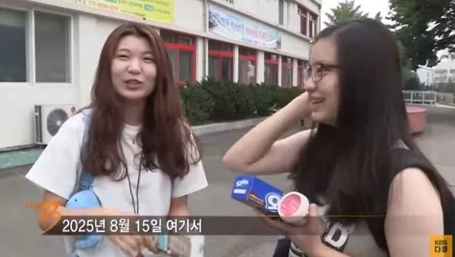 2015년 방영된 <다큐멘터리 3일> ‘내일로 기차여행 72시간’편에서 두 학생이 카메라 뒤 이지원 VJ와 함께 ‘10년 뒤 다시 만나자’는 약속을 하고 있다. (사진=KBS 제공)