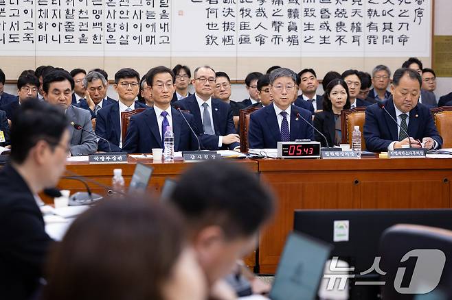 노경필 법원행정처장이 19일 서울 여의도 국회에서 열린 제438회 국회(임시회) 법제사법위원회 제1차 전체회의에 출석해 의원 질의에 답하고 있다. 2026.8.19 ⓒ 뉴스1 유승관 기자