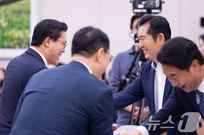 정청래 전 더불어민주당 대표가 19일 서울 여의도 국회에서 열린 제438회 국회(임시회) 외교통일위원회 제2차 전체회의에 앞서 송석준 위원장을 비롯한 야당 의원들과 인사하고 있다. 2026.8.19 ⓒ 뉴스1 유승관 기자