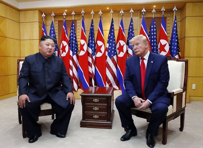 도널드 트럼프 미국 대통령과 북한 김정은 국무위원장이 30일 오후 판문점 자유의 집에서 만나 대화하고 있다. 2019.6.30 연합뉴스
