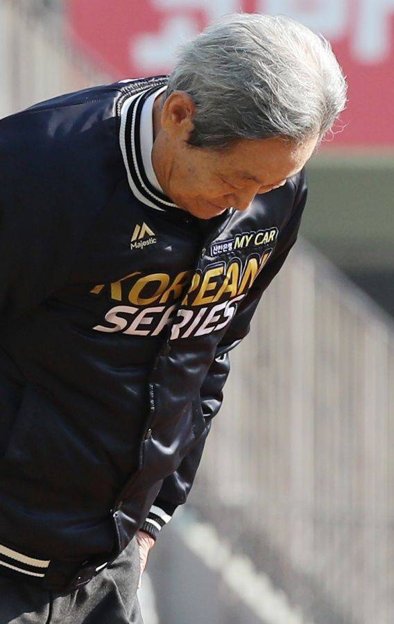 2018 한국시리즈 1차전 시구에 나선 어우홍 전 감독. ⓒ 뉴시스
