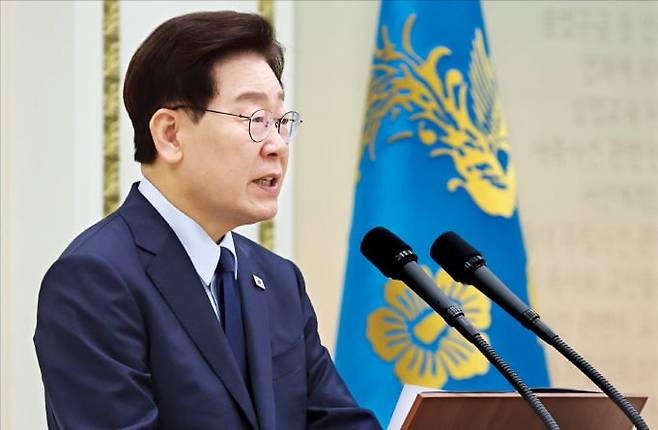 이재명 대통령은 7일 ‘제3기 진실·화해를 위한 과거사정리위원회’ 출범을 계기로 국가 폭력 피해자들을 청와대에 초청해 위로 오찬을 했다. 이 대통령이 인사말을 하고 있다. 연합뉴스