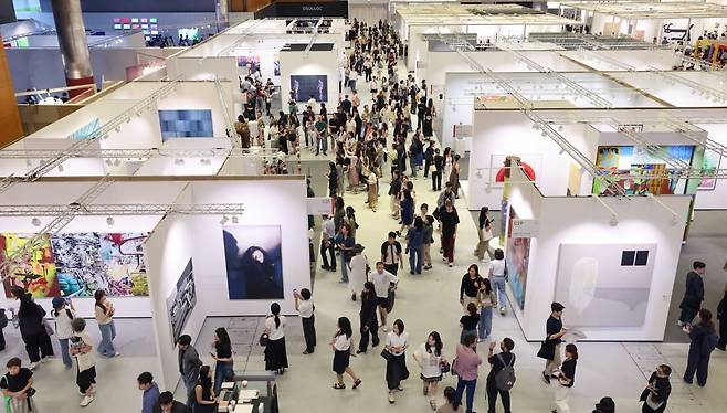 지난해 서울 삼성동 코엑스에서 열린 글로벌 아트페어 '키아프-프리즈'를 찾은 관람객들로 전시장이 붐비고 있다.