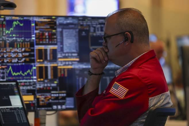 17일(현지 시간) 미국 뉴욕증권거래소(NYSE)에서 한 트레이더가 업무를 보고 있다. EPA연합뉴스