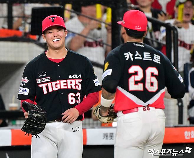 19일 오후 대전 한화생명 볼파크에서 열린 '2026 신한 SOL Bank KBO리그' KIA 타이거즈와 한화 이글스의 경기, 6회말 수비를 마친 KIA 시라카와가 야수들과 하이파이브를 하고 있다. 대전, 김한준 기자