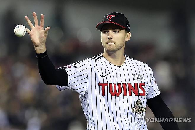 위기 벗어난 톨허스트 (서울=연합뉴스) 윤동진 기자 = 7일 잠실야구장에서 열린 2026 KBO 리그 두산 베어스 대 LG 트윈스 경기. 7회 초 무사 1루 위기를 벗어난 LG 선발투수 톨허스트가 볼을 받고 있다. 2026.5.7 mon@yna.co.kr