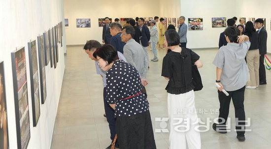 ▲ 관람객들이 사진을 감상하고 있다.