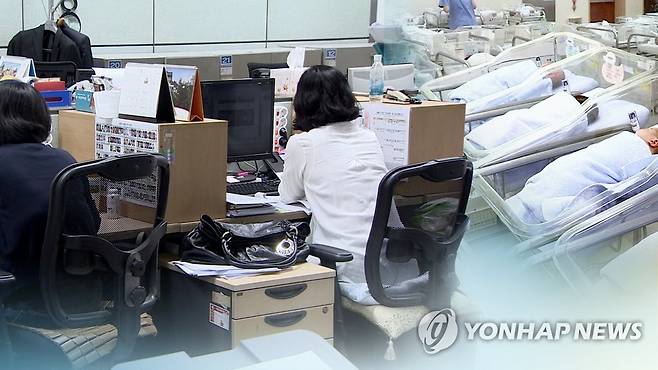 20일부터 자녀가 아프거나 방학을 맞아 돌봄 공백이 생기면 1주 또는 2주 단위로 짧게 쓰는 ‘단기 육아휴직’이 시행됐다. /연합뉴스