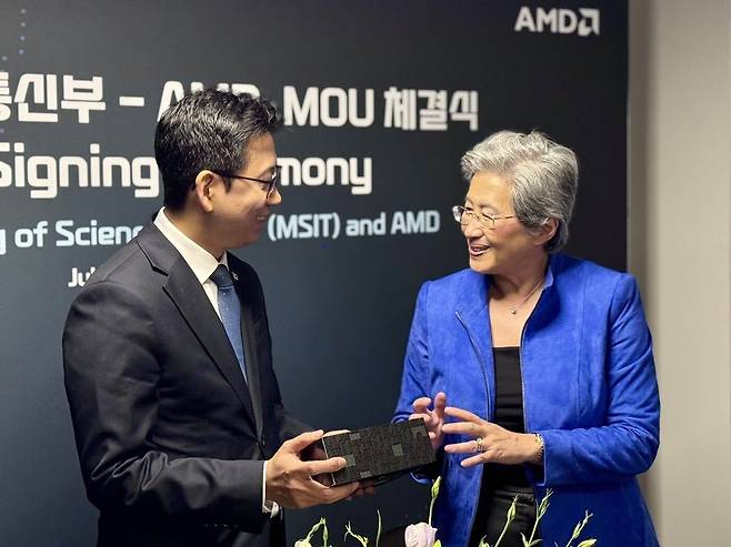 배경훈 부총리 겸 과기정통부 장관과 리사 수 AMD 회장 겸 최고경영자(CEO)가 7dnjf 23일(현지시간) 미국 샌프란시스코에서 열린 'AMD 어드밴싱 AI 2026' 행사에서 'AI 반도체 생태계 협력에 관한 양해각서(MOU)'를 체결했다. (과기정통부 제공)