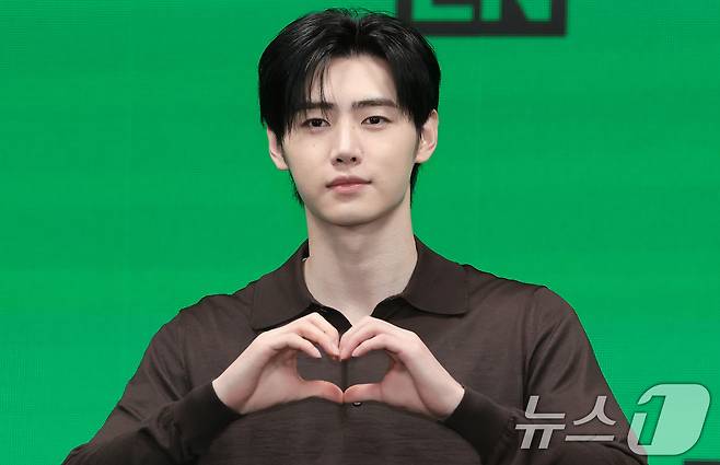 그룹 엔하이픈(ENHYPEN)의 성훈이 20일 오후 서울 용산구 몬드리안 서울 이태원에서 열린 미니 8집 ‘더 신 : 블리스(THE SIN : BLISS)’ 발매 기자간담회에서 포즈를 취하고 있다. 2026.8.20 ⓒ 뉴스1 권현진 기자