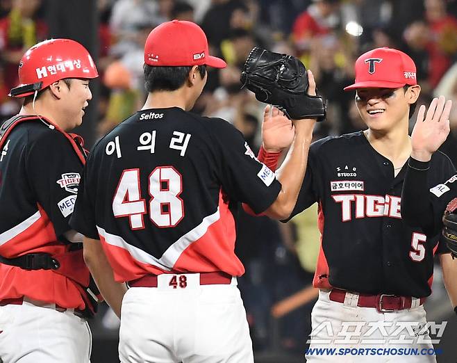 19일 대전 한화생명볼파크에서 열린 KBO리그 한화와 KIA의 경기. KIA가 한화에 승리했다. 승리가 확정되자 김도영과 하이파이브를 나누고 있는 KIA 이의리. 대전=송정헌 기자songs@sportschosun.com/2026.08.19/