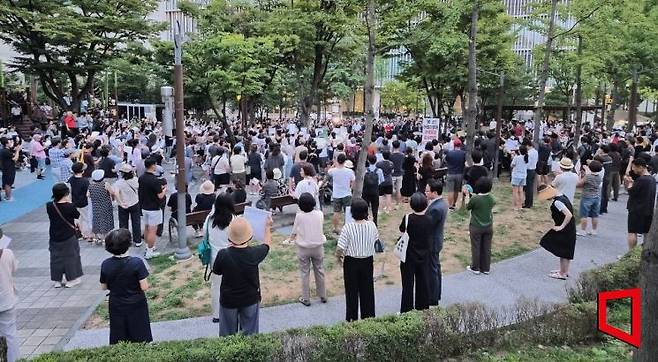 19일 오후 6시30분 서울 용산구 용산어린이정원 정문 앞 한마음공원에 피켓을 든 시민 300여명이 용산공원 부지 주택 공급에 대한 반대 목소리를 냈다. 심성아 기자