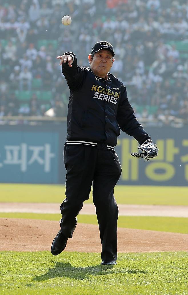 4일 오후 서울 송파구 잠실야구장에서 열린 2018 프로야구 신한은행 마이카 KBO 한국시리즈 1차전 두산 베어스와 SK 와이번스의 경기에 앞서 야구원로 어우홍 감독이 시구하고 있다. 어우홍 감독은 1982년 국가대표 감독 시절 아시아 국가로는 최초로 세계야구선수권 대회에서 우승을 거머쥐었다. 2018.11.4 ⓒ 뉴스1 구윤성 기자