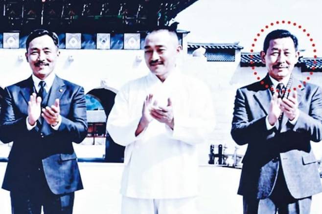 지난 15일 서울 세종문화회관에서 열린 광복절 경축식에서 상영된 영상. 생성형 인공지능(AI)으로 구현한 영상으로, 광화문 앞에서 김용관(원 안) 선생을 비롯한 독립운동가들이 박수를 치고 있다. /뉴스1