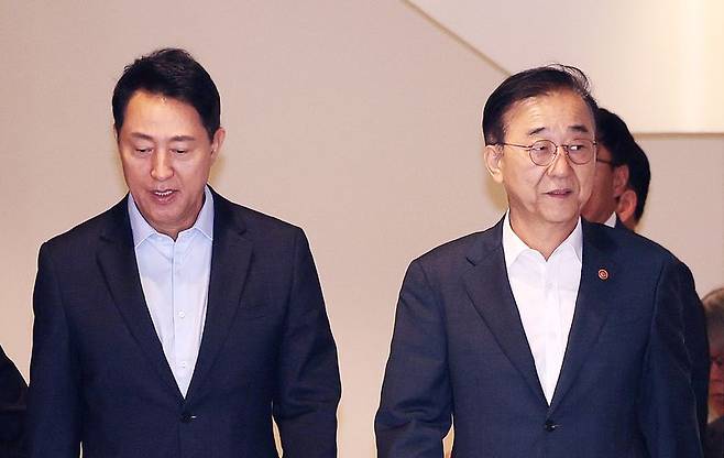 20일 서울 중구 정동에서 김윤덕 국토교통부 장관과 오세훈 서울시장이 서울 주택 공급 방안을 논의한 뒤 이동하고 있다. 뉴스1