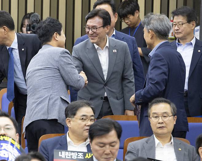 김민석 더불어민주당 대표가 20일 국회에서 당대표로 선출된 뒤 처음으로 열린 의원총회에 입장해 의원들과 인사하고 있다. 연합뉴스