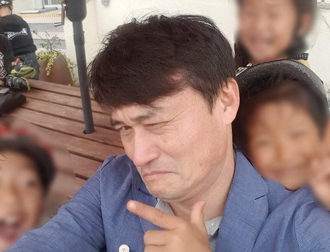 아이들과 즐거운 시간을 보내고 있는 故 양성우 선생님 (가족 제공)