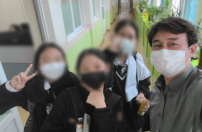 아이들과 즐거운 시간을 보내고 있는 故 양성우 선생님 (가족 제공)